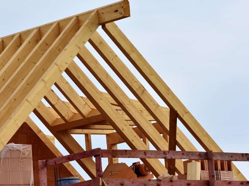 Czy remont dachu wymaga pozwolenia na budowę lub zgłoszenia?