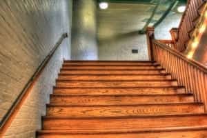 Jak odnowić stare drewniane schody?