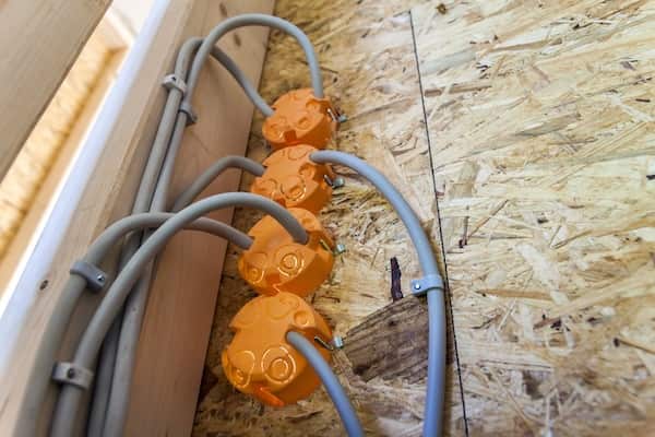 Puszki instalacyjne i przewody w ścianie na etapie stanu surowego