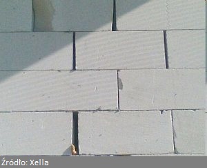 Bloczki betonowe czyli tzw. beton komórkowy to często stosowany materiał do ścian jedno i dwuwarstwowych. Murowanie ścian z bloczków nie jest skomplikowane. Murowanie z bloczków betonowych warto jednak zlecić doświadczonej ekipie. Omawiamy częste błędy przy murowaniu ścian z betonu komórkowego. Ważne są również dobre jakościowo nadproża w ścianach z bloczków oraz to jaka zaprawa do bloczków betonowych zostanie użyta. 