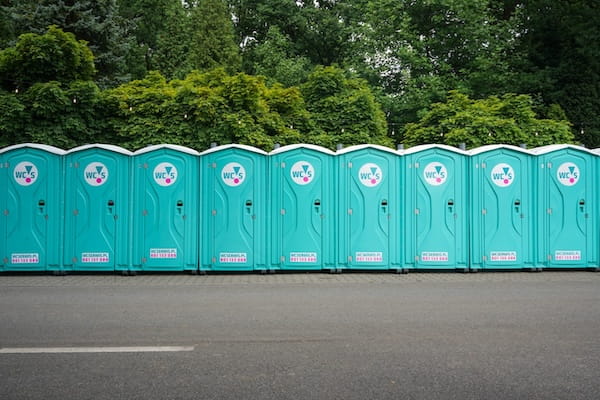 rząd toalet mobilnych WC Serwis