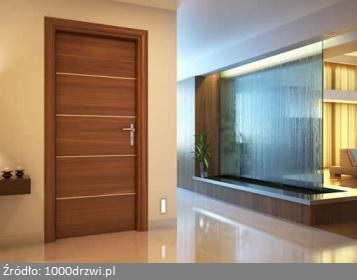 Drzwi wejściowe oraz drzwi do pokoju to istotny element budynku, warto zatem dobrze dobrać ich wymiary. Istotne są również drzwi do łazienki oraz ewentualnie drzwi do składzika czy innych tego typu pomieszczeń. Rozporządzenie określa jaka jest minimalna szerokość drzwi w domu oraz najmniejsza szerokość drzwi wejściowych. Owa minimalna szerokość drzwi dotyczy skrzydła, jest to zatem tzw. szerokość w świetle ościeżnicy. Sam otwór drzwiowy powinien być nieco szerszy, przeważnie o ok. 10cm. Wymiary drzwi warto dobrać już na etapie projektu. Częste pytanie dotyczy jaka szerokość drzwi do łazienki. Najlepsze są drzwi wejściowe jednoskrzydłowe o wymiarach 90-100cm.