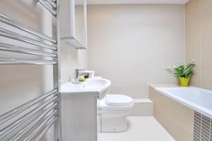 Jak optycznie powiększyć małą łazienkę w mieszkaniu?