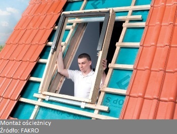 Pytanie jeszcze jak wysoko zamontować okno dachowe aby było wygodne? Ważna jest też izolacja okna dachowego. Na końcu robimy odpowiedni kołnierz okna dachowego. Dobrze musi być również wykończona dachówka przy oknie dachowym.