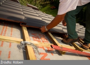 Dach to jeden z ważniejszych elementów budynku. Powszechnie stosowane dachówki ceramiczne wymagają pewnych zasad montażowych. Zatem jak układać dachówki aby montaż dachówek ceramicznych był solidny i trwały? Omawiamy jak układać dachówkę ceramiczną w tym również klamrowanie dachówek. Otóż klamrowanie i mocowanie dachówek to najważniejszy etap prac. 