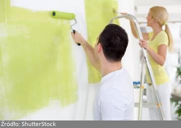W takim wypadku przed malowaniem należy sprawdzić stan starej powierzchni. Pomocne będą specjalne taśmy malarskie oraz narzędzia. Tutaj rodzi się pytanie co lepsze, pędzel czy wałek, czyli czym malować ściany w domu.