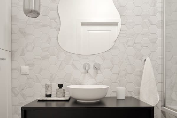 mozaika-lazienkowa-heksagon-xl-marble-matowy-raw-decor-na-scianie-za-lustrem-modne-wnetrze-trendy-2026