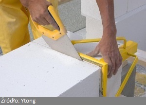 Prawidłowe murowanie ścian z betonu komórkowego nie jest skomplikowane i nie wymaga dużego doświadczenia. Układanie bloczków, poziomowanie bloczków oraz połączenie ściany zewnętrznej z wewnętrzną należy wykonywać według określonych zasad i procedur. Połączenie ściany nośnej z działową wymaga stosowania kotew stalowych. Docinanie bloczków z betonu komórkowego nie wymaga drogiego sprzętu. Konieczne jest dodatkowe zbrojenie ścian pod oknami w celu wzmocnienia osłabionego miejsca na powierzchni ściany.