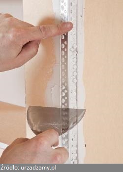Uszkodzony narożnik ściany istotnie zmniejsza estetykę pomieszczenia, lecz naprawa uszkodzonego narożnika ściany nie jest trudna. W narożnikach są listwy narożnikowe czyli tzw. profile wzmacniające narożniki, które można ponownie wyprofilować. Pytanie jednak profile aluminiowe czy papierowe, otóż do ścian zawsze aluminiowe. Jak naprawić uszkodzenie ściany w narożniku, czy trzeba robić skucie tynku w narożniku ściany? Czasami możliwa jest naprawa bez wymiany profilu narożnikowego.