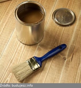 Podłoga drewniana zapewnia wygodę użytkowania i estetyczny wygląd pomieszczenia. Co jednak lepsze podłoga lakierowana czy olejowana. Wiele osób staje przed dylematem czy lepszej będzie lakierowanie podłogi czy może olejowanie podłogi. Jeśli wersja pierwsza to jaki lakier na deski wybrać lub w drugim rozwiązaniu jakie są rodzaje olejów podłogowych oraz rodzaje lakierów podłogowych. 