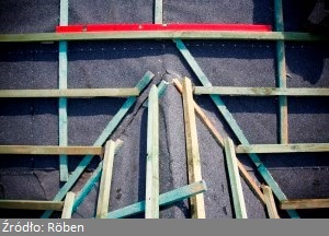 Jednak jakie łaty i jakie kontrłaty zastosować przy lżejszych dachach? Łaty dachowe należy montować bardzo precyzyjnie. Wszystkie łaty drewniane – łaty na dach muszą być w identycznych rozstawach. Łaty pod dachówkę bezpośrednio wpływają na estetykę dachu, jeśli są zbyt gęsto lub zbyt rzadko zamontowane.