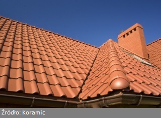 Dach stanowi ważny element całego budynku, dlatego tak ważne jest pytanie jaką dachówkę wybrać. Przeważnie jest to kwestia dachówka ceramiczna czy blachodachówka. Dachówka ceramiczna i dachówka cementowa różnią się między sobą parametrami. Warto także spojrzeć na inne materiały, jak dachówka angobowana czy dachówka glazurowana, zapewniające ciekawe efekty wizualne i architektoniczne budynku. 