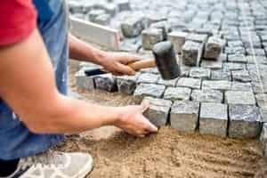 kostka kamienna czy betonowa, cena kostki betonowej, cena kostki kamiennej, cena kostki brukowej, układanie bruku, układanie kostki brukowej, kostka betonowa czy granitowa