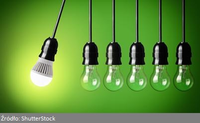 Żarówki LED to realna oszczędność na oświetleniu domu. Tradycyjne żarówki energooszczędne pobierają przeważnie 5-10 razy więcej mocy. Zatem czy ledy się opłacają i ile kosztuje oświetlenie led? Doradzamy jak kupować żarówki led, w tym omawiamy jaka barwa światła jest zalecana do różnych pomieszczeń. Jaka moc żarówek led będzie odpowiednia? Zakup oświetlenia ledowego wymaga zmiany sposobu myślenia i odejścia od wybierania żarówek wyłącznie po ich mocy.